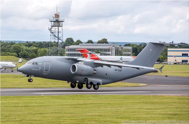 Xét về thiết kế, máy bay vận tải An-178 là đối thủ cạnh tranh tiềm năng đối với các dòng máy bay vận tải quân sự tầm trung khác như Alenia C-27J Spartan từ Italy , EADS CASA C-295 từ Tây Ban Nha , Lockheed Martin C-130J từ Mỹ , Embraer KC-390 từ Brazil và Ilyushin Il-214 của Nga. Thậm chí Antonov còn có ý định sản xuất 200 chiếc An-178.