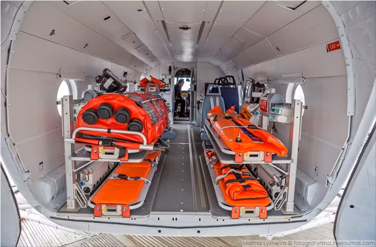 Bên trong máy bay trang bị đầy đủ thiết bị y tế hiện đại nhất.