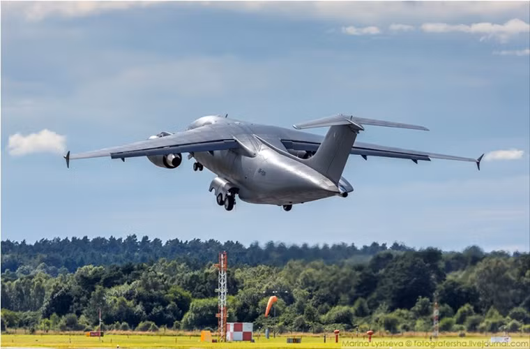 Toàn bộ phần thân của máy bay vận tải An-178 được làm bằng hợp kim nhôm và vật liệu composite giúp nó có trọng lượng nhẹ hơn, với hệ thống động cơ chính gồm hai động cơ phản lực Progress D-436-148FM cho phép máy bay có thể đạt tới tốc độ 800km/h.