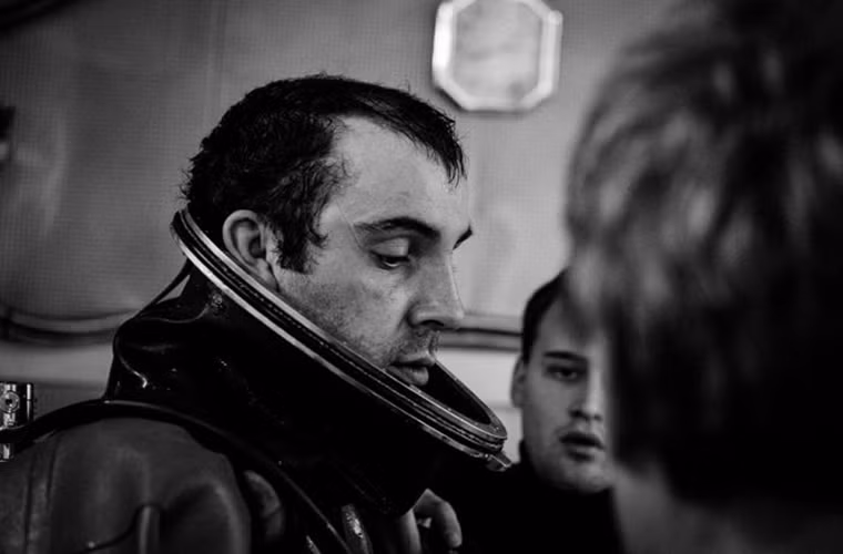 Và để có thể cởi bộ đồ lặn, một thợ lặn cần tới ít nhất ba người hỗ trợ. Nguồn ảnh: English Russia