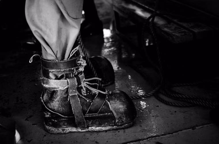 Và để có thể chìm dưới nước, mỗi thợ lặn phải mang những đôi giày có đế bằng chì nặng tới 23kg với mũi giày được làm bằng đồng và thân bằng cao su. Nguồn ảnh: English Russia