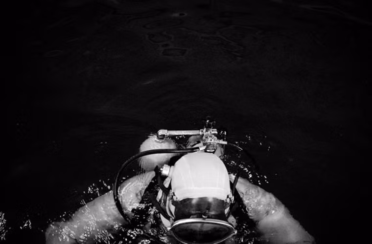 Trong ảnh là thiết bị lặn tiêu chuẩn thế hệ mới SVU-3 của Nga có thiết kế đơn giản hơn các kiểu đồ lặn cũ nhưng vẫn đảm bảo khả năng lặn sâu tối đa tới 60m. Nguồn ảnh: English Russia