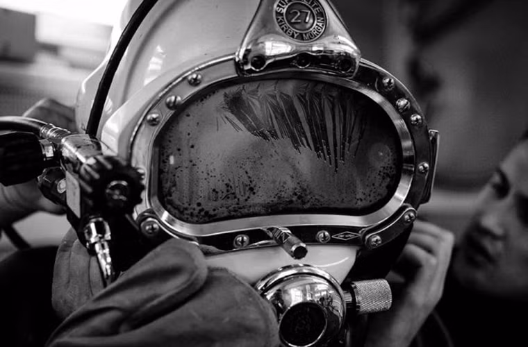 Hơi nước đóng kín bên trong mũ lặn của Superlite 27 sau khi lên mặt đất. Nguồn ảnh: English Russia