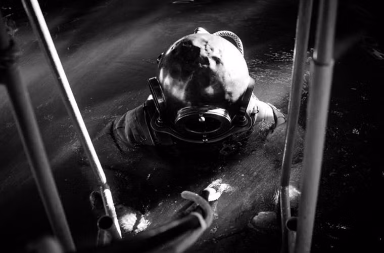 Trong ảnh là mũ lặn tiêu chuẩn “3-bolt” UVS-50 của Hải quân Nga. “3-bolt” được sử dụng trong các nhiệm vụ ứng cứu khẩn cấp cho phép lặn sâu tới 60m. Nguồn ảnh: English Russia