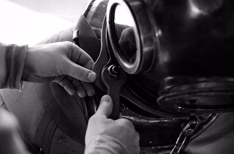 Tất nhiên với khối thiết bị nặng hàng trăm kg mang theo, mỗi thợ lặn đều không thể mang được đồ nếu không có sự trợ giúp của đội hổ trợ trên mặt đất. Và bộ phận quan trọng nhất của mỗi đồ lặn là mũ lặn bằng kim loại cung cấp không khí cho thợ lặn khi dưới nước. Nguồn ảnh: English Russia