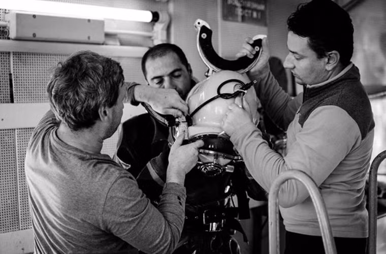 Sau khi trở lên mặt đất, người nhái phải thông báo tình trạng sức khỏe của mình cho đội hổ trợ nhằm tránh những trường hợp tác đáng tiếc có thể xảy ra do hiện tượng giảm áp đột ngột. Nguồn ảnh: English Russia