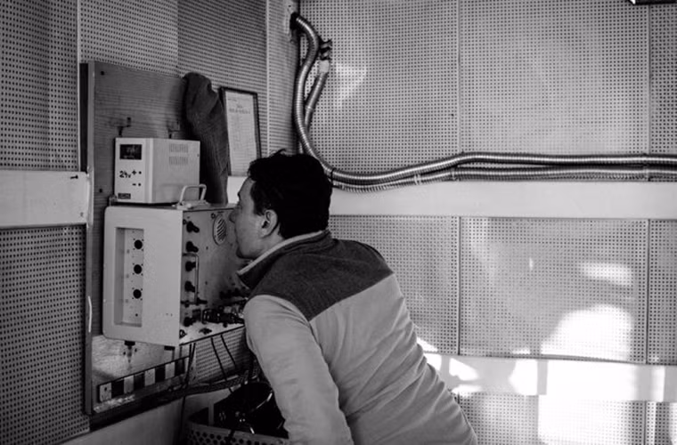 Trong suốt quá trình lặn, đội hỗ trợ mặt đất sẽ liên lạc với người nhái thông qua một thiết bị liên lạc định tuyến, các thông số áp suất bên trong bộ đồ lặn đều được kiểm soát chặt chẽ. Nguồn ảnh: English Russia