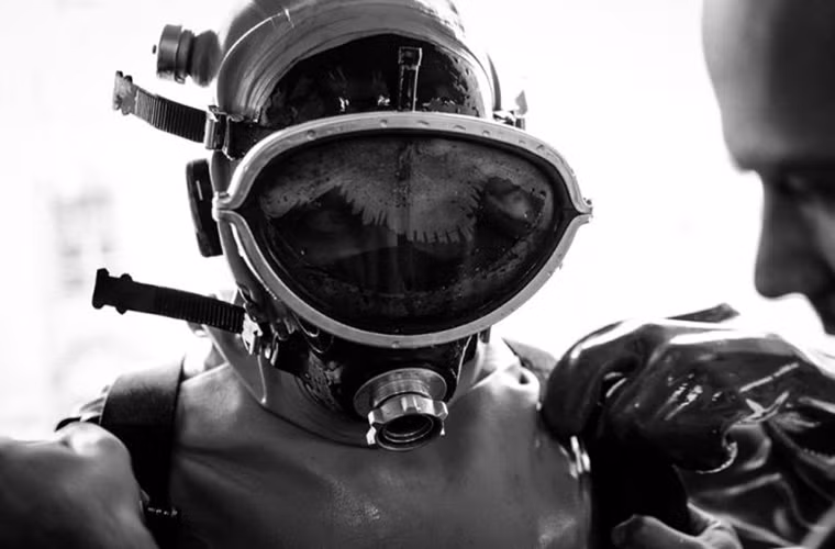 Thiết bị lặn tiêu chuẩn SVU-3 còn được trang bị một cần gạt hơi nước giúp lau sạch gương bên trong mũ lặn. Nguồn ảnh: English Russia