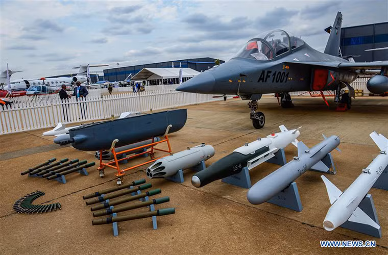 Cạnh đó là mẫu máy bay huấn luyện phản lực đa năng L-15 AFT do Trung Quốc chế tạo. Các mẫu vũ khí của Trung Quốc luôn dành được sự quan tâm rất lớn tại các triển lãm quốc phòng được tổ chức ở Châu Phi, do chúng luôn có giá thành thấp nhưng lại sở hữu nhiều tính năng.