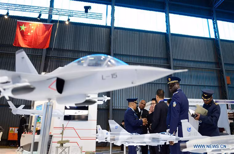 Trong ảnh là các quan chức thuộc Không quân Angola thăm gian hành của Tổng công ty xuất nhập khẩu công nghệ hàng không Trung Quốc (CATIC). Đây cũng chính là công ty phụ trách việc xuất khẩu L-15 AFT.