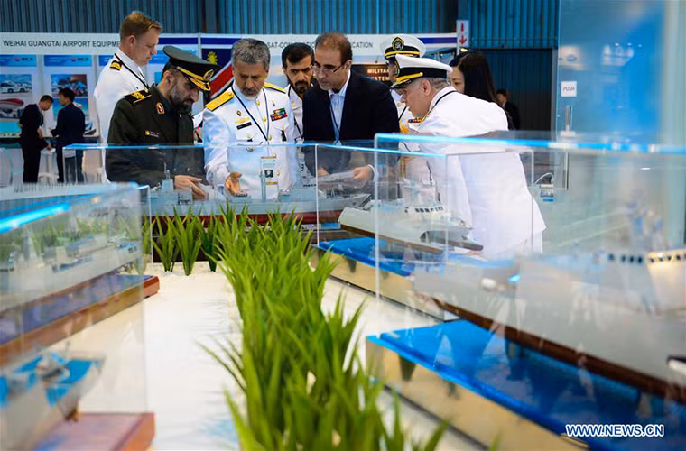 Các quan chức thuộc Hải quân Iran tại gian hàng giới thiệu tàu chiến của Trung Quốc.