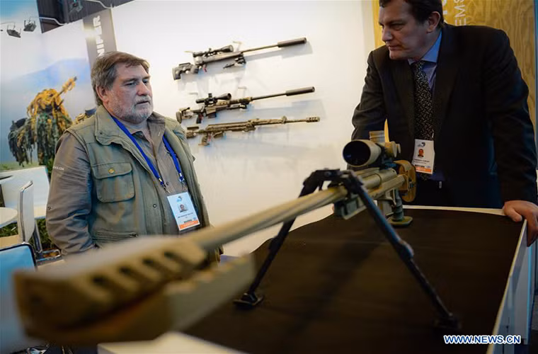 Một quan chức thuộc ban tổ chức AAD-2016 bên cạnh mẫu súng trường bắn tỉa Braddick 338LM dành cho lực lượng tác chiến đặc biệt được giới thiệu tại triển lãm lần này.
