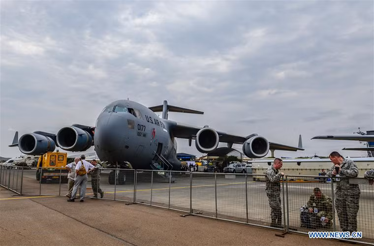 Tờ Nhân dân Nhật báo của Trung Quốc vừa cho đăng tải những hình ảnh đầu tiên về triển lãm hàng không vũ trụ Nam Phi AAD-2016 được tổ chức tại căn cứ không quân Waterkloof, phía nam của Thành phố Pretoria của Nam Phi. Đây cũng là một trong những triển lãm quân sự có quy mô lớn nhất trong năm do Nam Phi tổ chức.