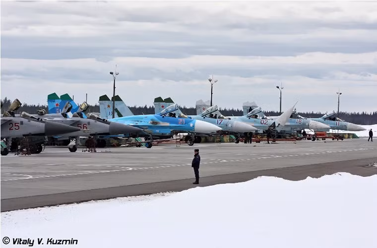 Tuy nhiên, những chiếc Su-27 trước đó không thuộc về trung đoàn không quân 790 mà thuộc biên chế trung đoàn không quân 611 và sau khi một phần trung đoàn này bị Bộ Quốc phòng Nga giải thể những chiếc Su-27 được điều về Khotilovo.