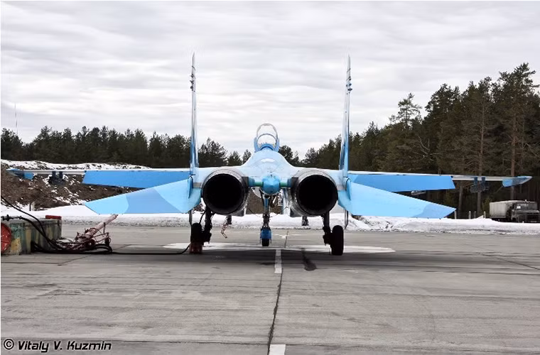 Su-27 được trang bị 2 động cơ phản lực có công suất khi đốt sau lên tới 27.560 lbf giúp đẩy tốc độ tối đa của nó lên tới 2.500km/h và là một trong những dòng tiêm kích mạnh nhất trong Chiến tranh Lạnh.