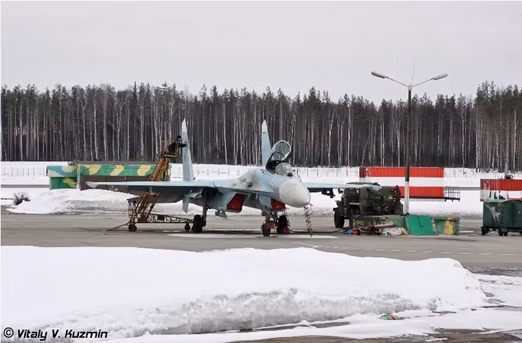 Ở một góc khác của căn cứ không quân Khotilovo một chiếc Su-27 mang số hiệu 11 đang được sơn lại phù hiệu.