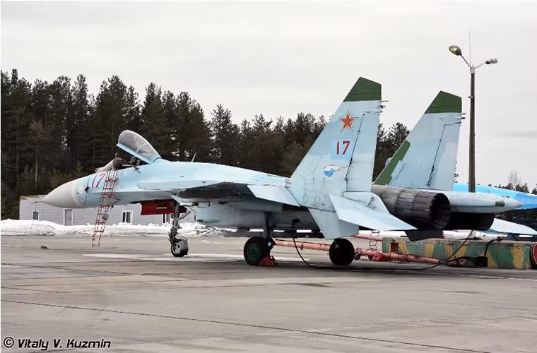 Trọng lượng cất cánh tối đa của Su-27 khoảng 23.4 tấn, nó được trang bị 10 giá treo vũ khí và có thể mang theo tới gần 9.8 tấn vũ khí các loại. Trong đó nổi bật nhất là các loại tên lửa không đối không dành cho không chiến.