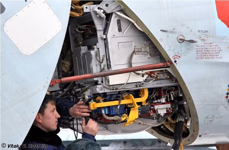Cận cảnh bên trong phần mũi của một chiếc Su-27 với cụm radar chính cùng các hệ thống điện tử khác.