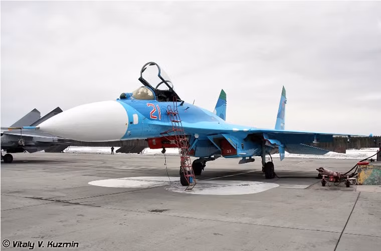 Khi phóng sự ảnh này được thực hiện cũng là lúc những chiếc Su-27 tại Khotilovo đang trong quá trình được nâng cấp và sơn sửa mới.