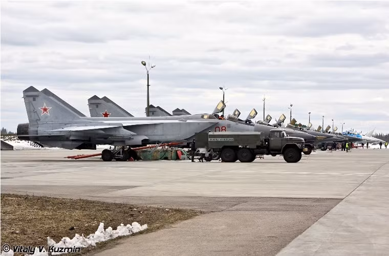  Căn cứ không quân Khotilovo đóng tại thị trấn Bologoye là một trong những căn cứ không quân lớn nhất của Nga, vào thời Liên Xô Khotilovo gần như là một căn cứ bí mật. Nó bí mật bởi đây là nơi đặt các loại máy bay tiêm kích hàng khủng nhất Liên Xô như MiG-25, sau này là MiG-31, Su-27.