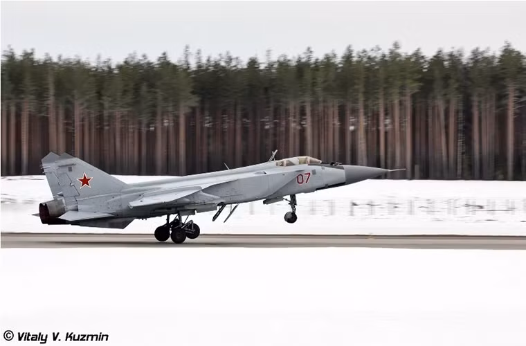 Tầm chiến đấu hiệu quả của MiG-31 có thể đạt tới 3.000km và để đảm bảo khả năng hoạt động liên tục trên không nó cũng được trang bị cần tiếp nhiên liệu trên không phục vụ cho tác chiến tầm xa.