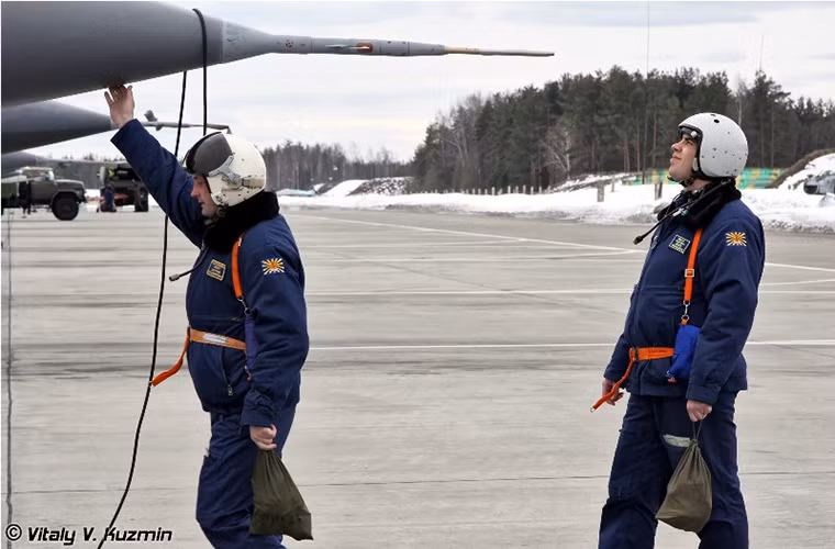 Trung đoàn không quân này trải qua nhiều lần cải tổ khác nhau vào năm 1945, 1952, và 2009. Trước đây trung đoàn không quân 790 chỉ là một trung đoàn tiêm kích phòng không tuy nhiên đến năm 2009 do Không quân Nga giải thể một phần trung đoàn không quân 611 nên trung đoàn không quân 790 tiếp nhận thêm 3 phi đội Su-27 vào biên chế.