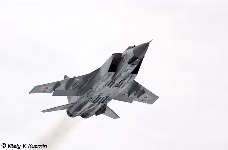 Trong ảnh là một chiếc MiG-31 bay huấn luyện tại căn cứ không quân Khotilovo.