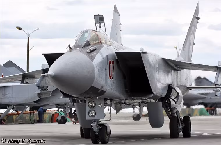 Trong ảnh là một chiếc tiêm kích đánh chặn siêu âm MiG-31 của trung đoàn không quân 790 đóng tại căn cứ Khotilovo.