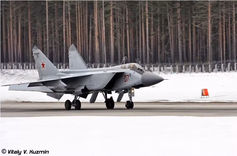 MiG-31 được trang bị 2 động cơ phản lực Soloviev D-30F6 có công suất khi đốt sau lên tới 34.172 lbf điều này giúp MiG-31 có thể đạt tốc độ lên tới gấp 2.8 lần vận tốc âm thanh tức khoảng 3.000km/h.