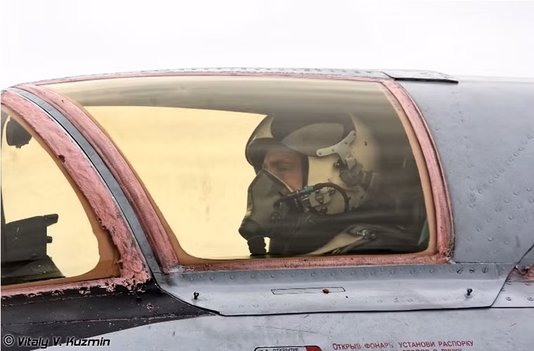 Nhằm tăng khả năng tác chiến trên không MiG-31 được thiết kế với hai chỗ ngồi với một phi công lái chính cùng một phi công lái phụ và điều khiển hệ thống vũ khí.