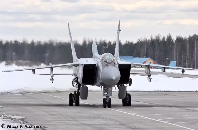 Hình ảnh chiếc MiG-31 hạ cánh sau khi kết thúc bài bay huấn luyện của mình.