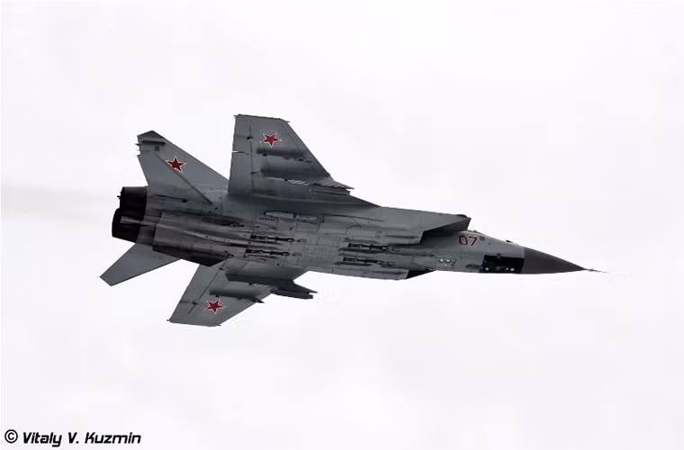 Hệ thống vũ khí trên MiG-31 gồm 1 pháo tự động GSh-6-23 23mm cùng 8 giá treo vũ khí, nó được trang bị các loại tên lửa không đối không tầm xa hiện đại nhất của Không quân Nga như R-33, R-37 và R-77.