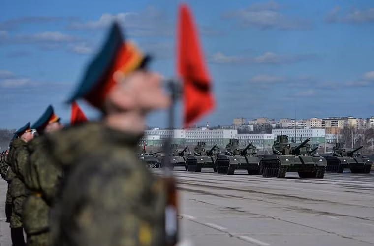 Đội hình những chiếc T-14 Armata tiến qua lễ đài tại Alabino. Nguồn ảnh: Star