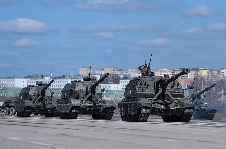 Tiếp sau đó là đội hình pháo tự hành thế hệ mới Koalitsiya-SV dẫn đầu bởi người tiền nhiệm của chúng là pháo tự hành Msta-SM. Nguồn ảnh: Star