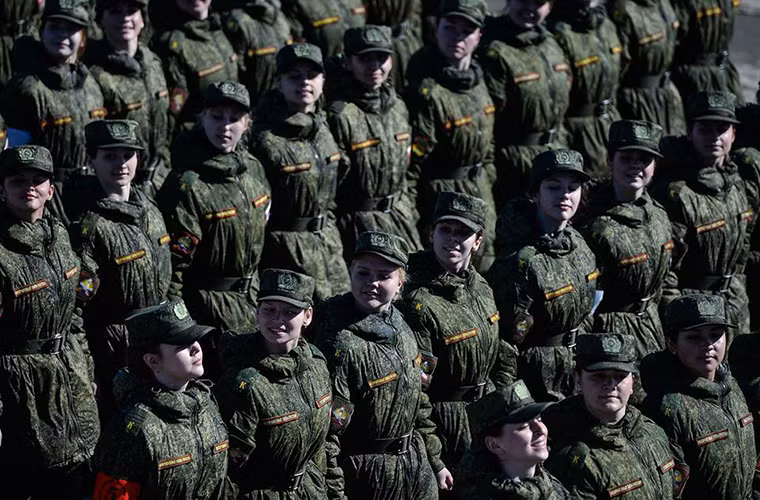 Đây cũng là dịp Moscow phô diễn sức mạnh quân sự của mình với việc giới thiệu hàng loạt trang thiết bị quân sự thế hệ mới như xe tăng, pháo tự hành, máy bay chiến đấu tàng hình. Nguồn ảnh: Star