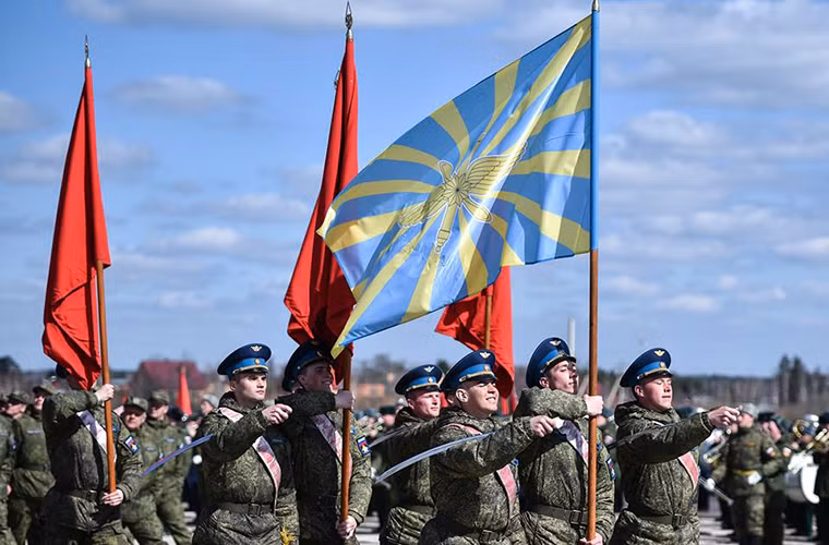 Đội hình đại diện cho Không quân Nga cùng kỳ hiệu. Nguồn ảnh: Star