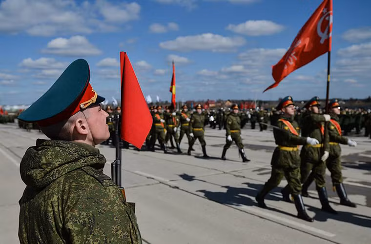 Đội tiêu binh danh dự mang theo lá cờ chiến thắng của Trung đoàn bộ binh 150, Sư đoàn bộ binh 79 thuộc Phương diện quân Belorrusia 1 (Liên Xô) đã được cắm trên nóc nhà Quốc hội Đức ngày 30 tháng 4 năm 1945. Nguồn ảnh: Star