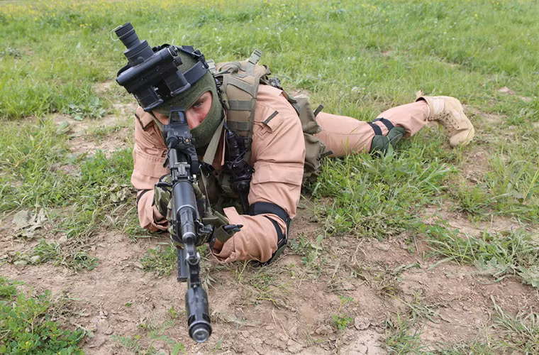 Cận cảnh đầy đủ trang bị vũ khí của một Đặc nhiệm Nga tại Syria với súng trường tấn công Ak-74M được tích hợp kính ngắm PG-210, thiết bị nhìn đêm PNV-10T và dao đa năng HB-1-01.