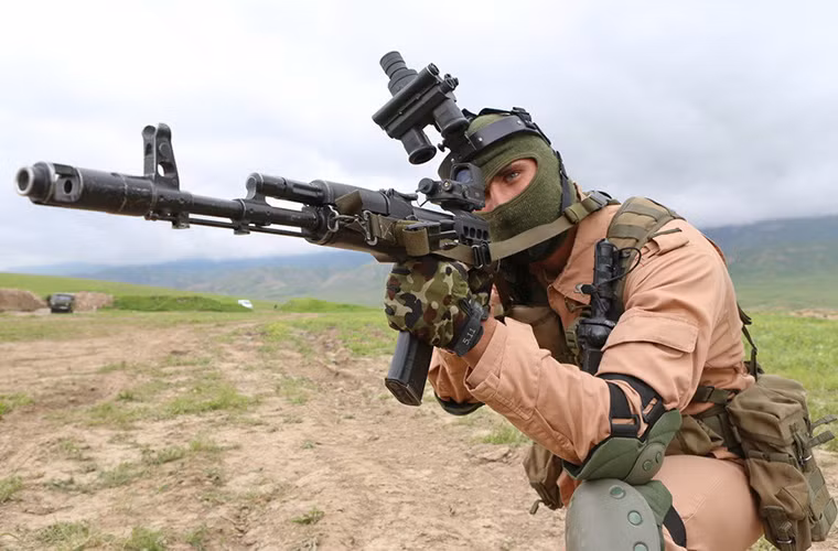 Trang bị vũ khí chính của binh sĩ Nga vẫn là súng trường tấn công Ak-74M sử dụng cỡ đạn 5.45x39mm. Tuy nhiên nó được trang bị thêm kính ngắm ba chiều thế hệ mới PG-210 hỗ trợ tác xạ tốt với cả các mục tiêu di động.