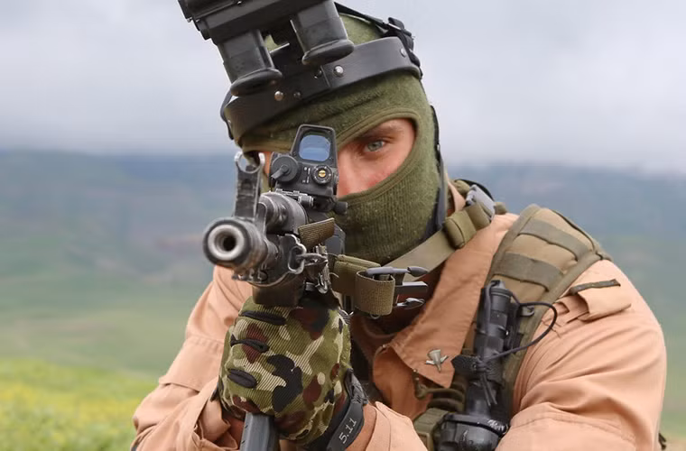 Về cơ bản, đây là quân trang dành cho các đơn bị Đặc nhiệm Nga hoạt động tại chiến trường Syria vốn được giới thiệu trong thời gian gần đây. Với quân phục ngụy trang màu sa mạc.