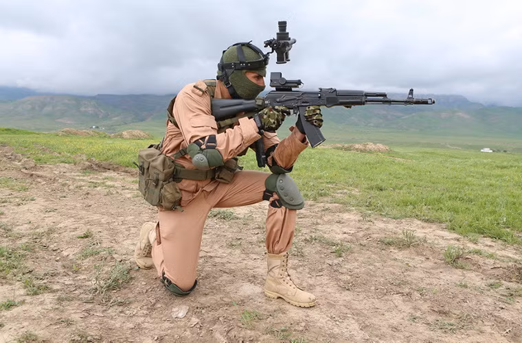 Trang quân sự Arms-Expo vừa cho đăng tải phóng sự ảnh giới thiệu về trang bị chính của một binh sĩ Nga khi phải hoạt động ở địa hình sa mạc và khí hậu khô cằn tại Syria và một số vùng ở Trung Á. Được biết bộ trang bị này được Quân đội Nga giới thiệu tại đợt diễn tập chống khủng bố giữa các nước thành viên CSTO vừa diễn ra tại Tajikistan.