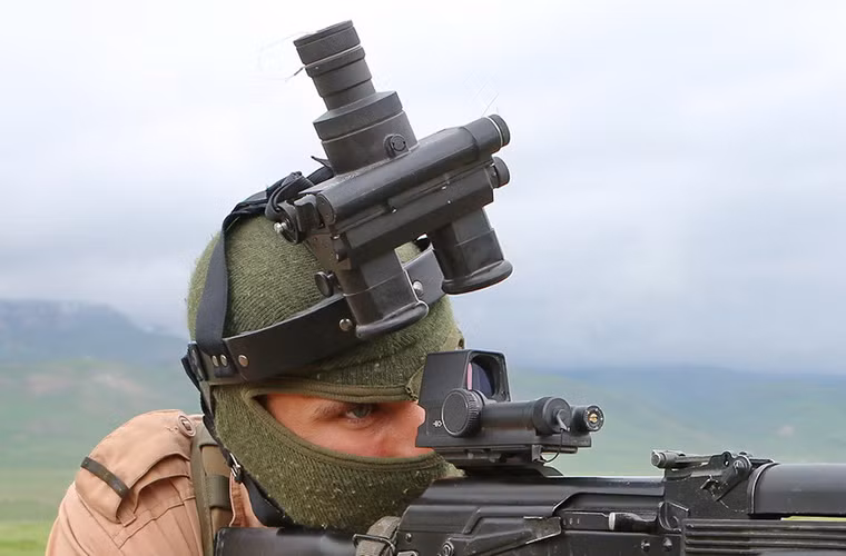 Trang bị tiếp theo của binh sĩ Nga tại Syria là mẫu kính quang học PNV-10T hổ trợ tác chiến ban đêm. Nó được giới thiệu lần đầu tiên vào năm 2010 và được trang bị cho các đơn vị đặc nhiệm đổ bộ đường không của Nga.