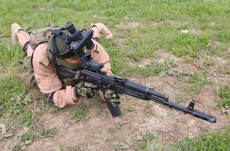 Trên thực tế trang bị của Đặc nhiệm Nga tại Syria hoàn toàn khác so với bộ quân trang được giới thiệu tại Tajikistan, nhưng về cơ bản chúng gần như tương tự, và tùy thuộc vào từng loại nhiệm vụ binh sĩ sẽ được trang bị khác nhau .