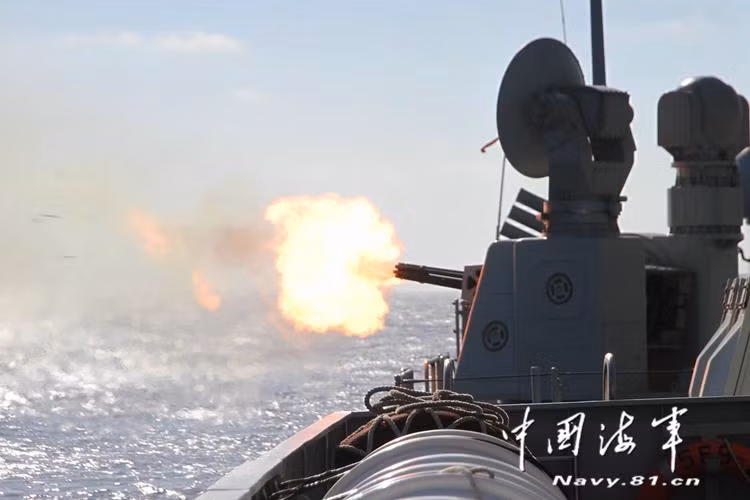Tàu khu trục Trung Quốc nã đạn vào mục tiêu giả định.