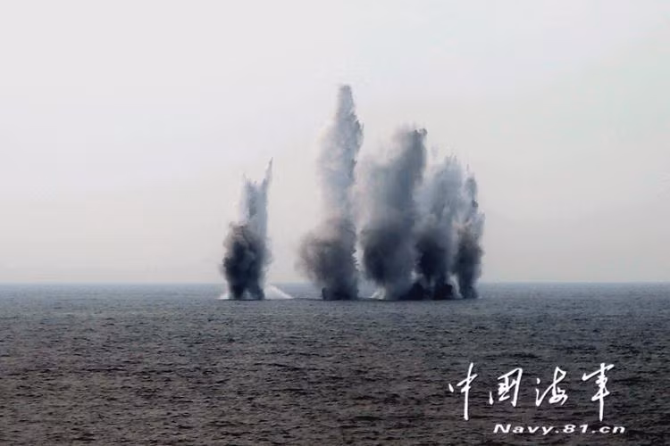 Đạn pháo rơi xuống mục tiêu giả định biển.