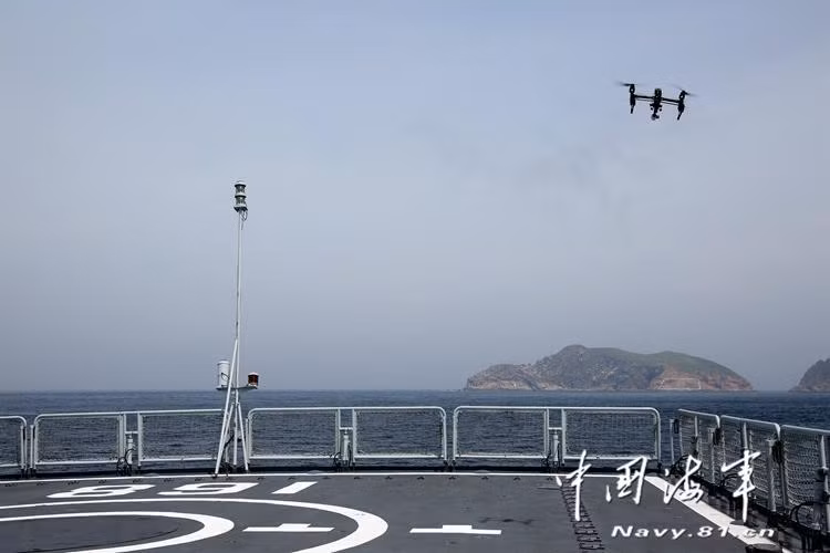 Ngoài ra có hàng trăm binh sỹ tham gia diễn tập, cả máy bay không người lái loại nhỏ cũng được đưa vào cuộc diễn tập. Ảnh: Máy bay không người lái tham gia diễn tập