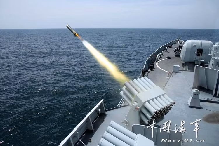 Tàu Quảng Châu bắn tên lửa phóng loạt.