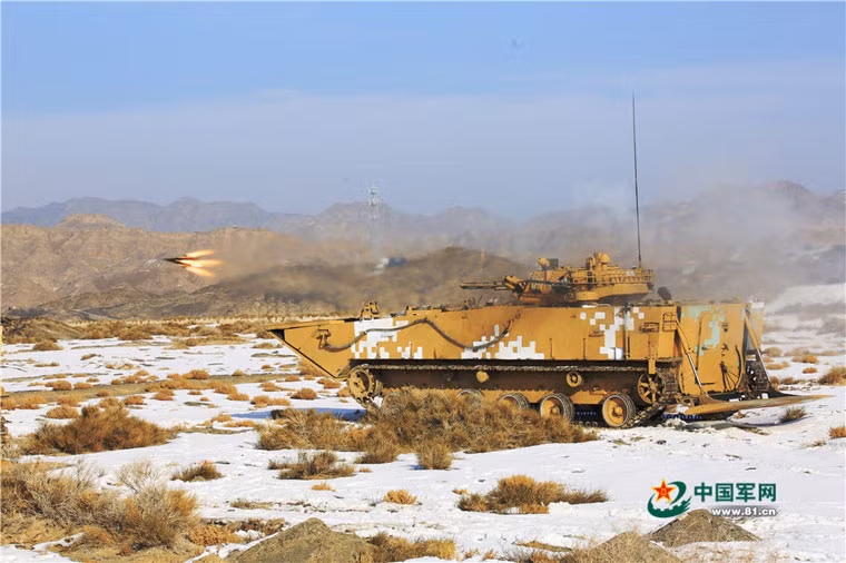 Xe thiết giáp đổ bộ ZBD-05 bắn tên lửa chống tăng HJ-73C. Xe được sơn ngụy trang màu sa mạc, điều đó cho thấy, thủy quân lục chiến Trung Quốc muốn xây dựng lực lượng để chuẩn bị cho những kịch bản chiến đấu sâu trong đất liền.