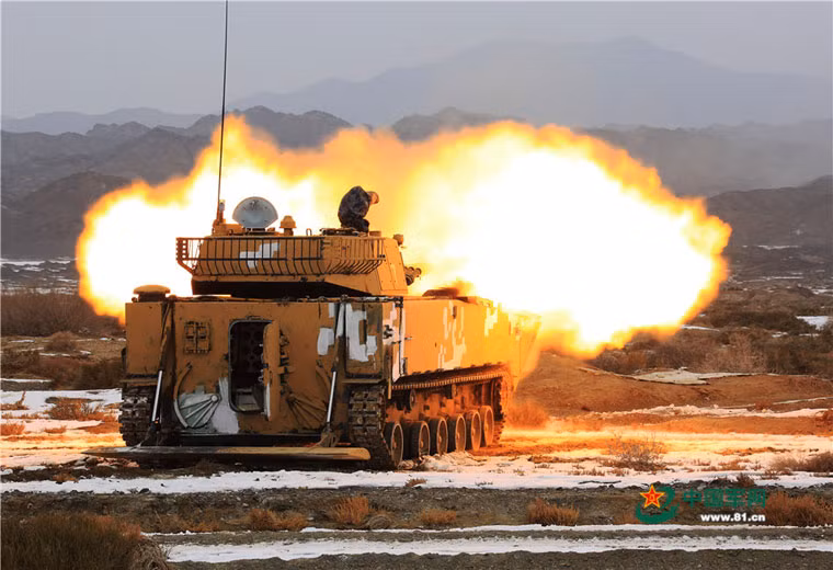 Xe có một khoang chở quân nhỏ phía sau có thể mang theo 4 người. ZTD-05 và các phiên bản khác trong dòng xe thiết giáp ZBD-2000 được xem là xương sống của lực lượng tăng-thiết giáp, thủy quân lục chiến Trung Quốc.