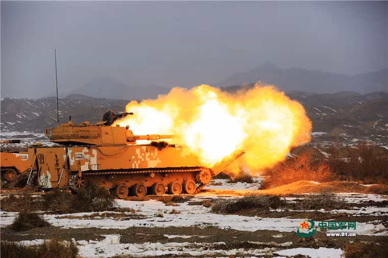 Biến thể xe tăng hạng nhẹ ZTD-05 khai hỏa pháo 105 mm. Pháo chính của xe có thể bắn đạn xuyên giáp động năng APFSDS, đạn HEAT và đạn phân mảnh. Ngoài ra, pháo chính có thể phóng tên lửa chống tăng qua nòng cho phép tấn công ngay cả khi đang di chuyển trên biển.